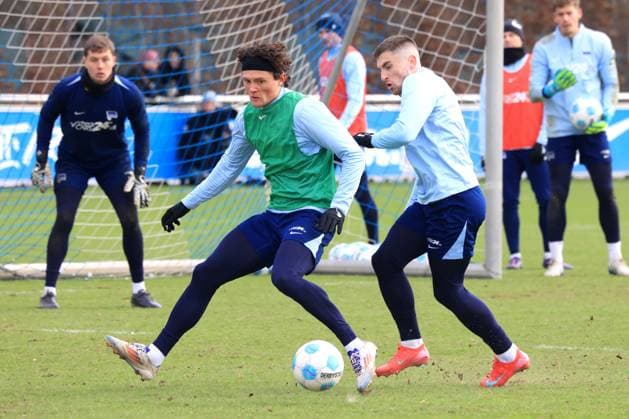 DEU, DFL, 2 FBL Hertha BSC, Training, 14 01 2025, Sportforum, Berlin, DEU, DFL, 2 FBL Hertha BSC, Training, in the picture Fabian Reese Hertha BSC Berlin 11 , Jonjoe Kenny Hertha BSC Berlin 16 DFL regulations prohibit any use of Photographs as image sequences and or quasi video Foto Juergen Engler nordphoto GmbH nordphotoxGmbHx xEngler nph00076