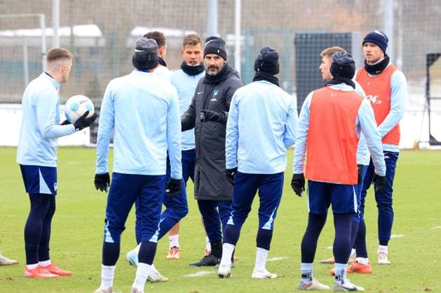 DEU, DFL, 2 FBL Hertha BSC, Training, 14 01 2025, Sportforum, Berlin, DEU, DFL, 2 FBL Hertha BSC, Training, im Bild Cheftrainer Cristian Fiel Hertha BSC Berlin , Hertha Spielerkreis DFL regulations prohibit any use of Photographs as image sequences and or quasi video Foto Juergen Engler nordphoto GmbH nordphotoxGmbHx xEngler nph00076