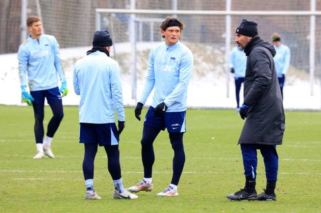DEU, DFL, 2 FBL Hertha BSC, Training, 14 01 2025, Sportforum, Berlin, DEU, DFL, 2 FBL Hertha BSC, Training, in the picture head coach Cristian Fiel Hertha BSC Berlin , Fabian Reese Hertha BSC Berlin 11 , Diego Demme Hertha BSC Berlin 6 DFL regulations prohibit any use of Photographs as image sequences and or quasi video Foto Juergen Engler nordphoto GmbH nordphotoxGmbHx xEngler nph00076