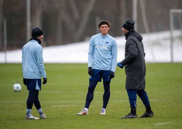 Fussball, Herren, Saison 2024 25, 2. Bundesliga, Hertha BSC, Training, v.l. Diego Demme (Hertha BSC), Fabian Reese (Hertha BSC), Trainer Cristian Fiel (Hertha BSC), 14.01. 2025, Copyright: xSebastianxRäppold MatthiasxKochx
