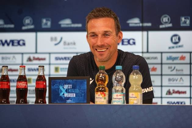 Christian Eichner Karlsruher SC, Head Coach at the press conference and the announcement about the loan of Mikkel Kaufmann, Karlsruher SC Football, 2 Bundesliga, Press conference and training, 2024 2025, 17 01 2025, DFL REGULATES PROHIBIT ANY USE OF PHOTOGRAPHS AS IMAGE SEQUENCES AND OR QUASI VIDEO, Karlsruher SC Football, 2 Bundesliga, Press conference and training, 2024 2025, 17 01 2025 Karlsruhe Copyright: xEibner-Pressefoto JanxPrihodax EP_JPA