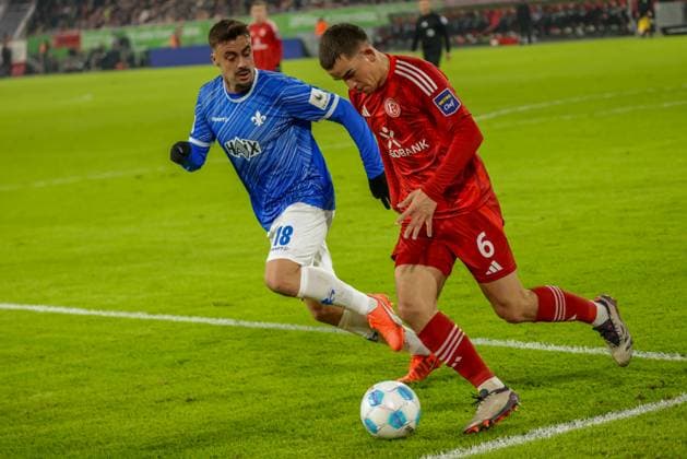 GER, Düsseldorf, Fortuna Düsseldorf vs SV Darmstadt 98, 2 Bundesliga, Football, DFB, Spielzeit 2024 2025, Merkur Spiel Arena, 18 Spieltag, im Bild v l Philipp Förster SV Darmstadt 98 18 , Giovanni Haag Fortuna Düsseldorf 6 DFB DFL REGULATIONS PROHIBIT ANY USE OF PHOTOGRAPHS AS IMAGE SEQUENCES AND OR QUASI VIDEO, 15 12 2024, Copyright: HMBxMedia HendrikxHamelau