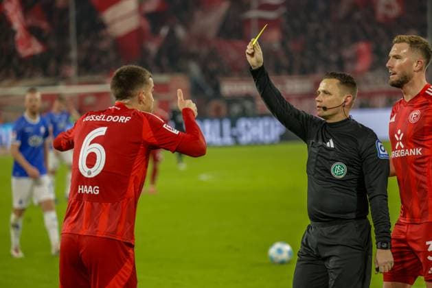 GER, Düsseldorf, Fortuna Düsseldorf vs SV Darmstadt 98, 2 Bundesliga, Football, DFB, Spielzeit 2024 2025, Merkur Spiel Arena, 18 Spieltag, im Bild v l gelbe Karte für Giovanni Haag Fortuna Düsseldorf 6 DFB DFL REGULATIONS PROHIBIT ANY USE OF PHOTOGRAPHS AS IMAGE SEQUENCES AND OR QUASI VIDEO, 15 12 2024, Copyright: HMBxMedia HendrikxHamelau