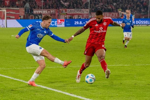 Luca Marseiler SV Darmstadt 98, 08 vs Jamil Siebert Fortuna Duesseldorf, 20 , GER Fortuna Duesseldorf vs SV Darmstadt 98, Football, 2 Bundesliga, Matchday 18, Season 2024 2025, 17 01 2025 DFB DFL REGULATIONS PROHIBIT ANY USE OF PHOTOGRAPHS AS IMAGE SEQUENCES AND OR QUASI VIDEO, GER Fortuna Duesseldorf vs SV Darmstadt 98, Football, 2 Bundesliga, Matchday 18, Season 2024 2025, 17 01 2025 Duesseldorf Copyright: xEibner-Pressefoto FabianxFriesex EP_FFE
