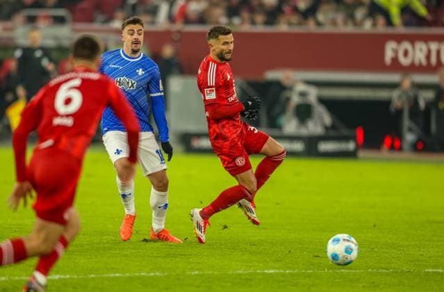 GER, Düsseldorf, Fortuna Düsseldorf vs SV Darmstadt 98, 2 Bundesliga, Football, DFB, Spielzeit 2024 2025, Merkur Spiel Arena, 18 Spieltag, im Bild v l Philipp Förster SV Darmstadt 98 18 , Nicolas Gavory Fortuna Düsseldorf 34 DFB DFL REGULATIONS PROHIBIT ANY USE OF PHOTOGRAPHS AS IMAGE SEQUENCES AND OR QUASI VIDEO, 15 12 2024, Copyright: HMBxMedia HendrikxHamelau