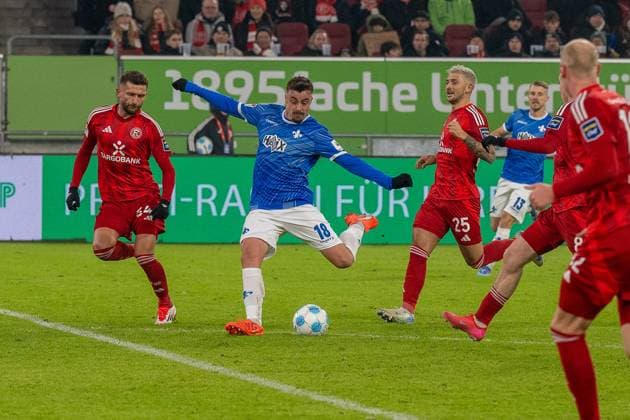 Goal kick by Philipp Foerster SV Darmstadt 98, 18 , Nicolas Gavory Fortuna Duesseldorf, 34 , Matthias Zimmermann Fortuna Duesseldorf, 25 come too late, GER Fortuna Duesseldorf vs SV Darmstadt 98, Football, 2 Bundesliga, Matchday 18, Season 2024 2025, 17 01 2025 DFB DFL REGULATIONS PROHIBIT ANY USE OF PHOTOGRAPHS AS IMAGE SEQUENCES AND OR QUASI VIDEO, GER Fortuna Duesseldorf vs SV Darmstadt 98, Football, 2 Bundesliga, Matchday 18, Season 2024 2025, 17 01 2025 Duesseldorf Copyright: xEibner-Pressefoto FabianxFriesex EP_FFE