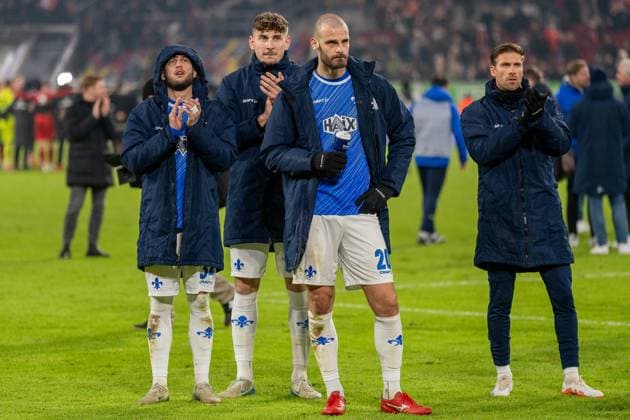 Aleksandar Vukotic SV Darmstadt 98, 20 , Killian Corredor SV Darmstadt 98, 34 thank the fans after the match, GER Fortuna Duesseldorf vs SV Darmstadt 98, Football, 2 Bundesliga, Matchday 18, Season 2024 2025, 17 01 2025 DFB DFL REGULATIONS PROHIBIT ANY USE OF PHOTOGRAPHS AS IMAGE SEQUENCES AND OR QUASI VIDEO, GER Fortuna Duesseldorf vs SV Darmstadt 98, Football, 2 Bundesliga, Matchday 18, Season 2024 2025, 17 01 2025 Duesseldorf Copyright: xEibner-Pressefoto FabianxFriesex EP_FFE