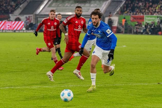Fraser Hornby SV Darmstadt 98, 09 on the ball in the Duesseldorf penalty area, GER Fortuna Duesseldorf vs SV Darmstadt 98, Football, 2 Bundesliga, Matchday 18, Season 2024 2025, 17 01 2025 DFB DFL REGULATIONS PROHIBIT ANY USE OF PHOTOGRAPHS AS IMAGE SEQUENCES AND OR QUASI VIDEO, GER Fortuna Duesseldorf vs SV Darmstadt 98, Football, 2 Bundesliga, Matchday 18, Season 2024 2025, 17 01 2025 Duesseldorf Copyright: xEibner-Pressefoto FabianxFriesex EP_FFE