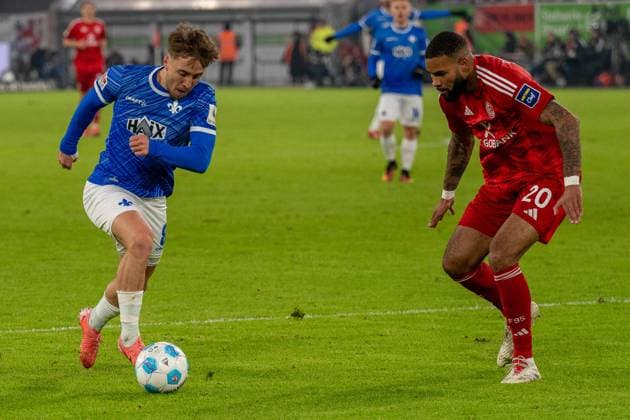 Luca Marseiler SV Darmstadt 98, 08 vs Jamil Siebert Fortuna Duesseldorf, 20 , GER Fortuna Duesseldorf vs SV Darmstadt 98, Football, 2 Bundesliga, Matchday 18, Season 2024 2025, 17 01 2025 DFB DFL REGULATIONS PROHIBIT ANY USE OF PHOTOGRAPHS AS IMAGE SEQUENCES AND OR QUASI VIDEO, GER Fortuna Duesseldorf vs SV Darmstadt 98, Football, 2 Bundesliga, Matchday 18, Season 2024 2025, 17 01 2025 Duesseldorf Copyright: xEibner-Pressefoto FabianxFriesex EP_FFE