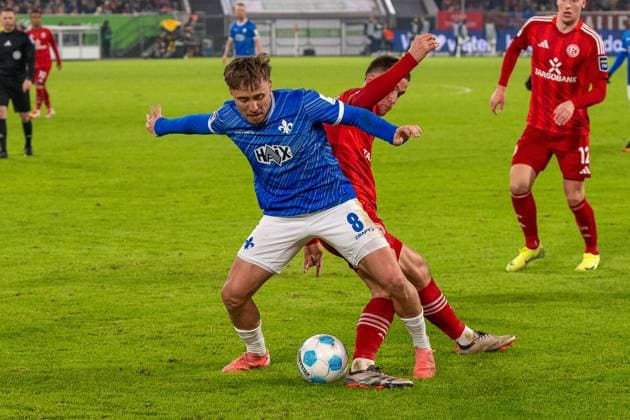 Luca Marseiler SV Darmstadt 98, 08 vs Giovanni Haag Fortuna Duesseldorf, 06 , GER Fortuna Duesseldorf vs SV Darmstadt 98, Football, 2 Bundesliga, Matchday 18, Season 2024 2025, 17 01 2025 DFB DFL REGULATIONS PROHIBIT ANY USE OF PHOTOGRAPHS AS IMAGE SEQUENCES AND OR QUASI VIDEO, GER Fortuna Duesseldorf vs SV Darmstadt 98, Football, 2 Bundesliga, Matchday 18, Season 2024 2025, 17 01 2025 Duesseldorf Copyright: xEibner-Pressefoto FabianxFriesex EP_FFE