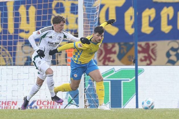 18 01 2025, xtgx, Fußball 2 Bundesliga, Eintracht Braunschweig FC Schalke 04 emspor, v l Max Grueger Grüger, Schalke, 37 , Jannis Nikolaou Braunschweig, 4 Zweikampf, Duell, Kampf, tackle DFL DFB REGULATIONS PROHIBIT ANY USE OF PHOTOGRAPHS as IMAGE SEQUENCES and or QUASI VIDEO Braunschweig