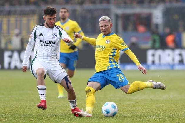 18 01 2025, xtgx, Soccer 2 Bundesliga, Eintracht Braunschweig FC Schalke 04 emspor, v l Mehmet Aydin Schalke, 23 , Lino Tempelmann Braunschweig, 20 duel, duel, fight, tackle DFL DFB REGULATIONS PROHIBIT ANY USE OF PHOTOGRAPHS as IMAGE SEQUENCES and or QUASI VIDEO Braunschweig