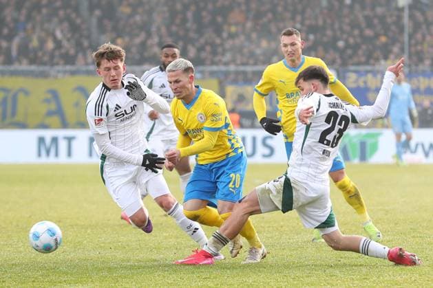 18 01 2025, xtgx, Soccer 2 Bundesliga, Eintracht Braunschweig FC Schalke 04 emspor, v l Max Grueger Grüger, Schalke, 37 Lino Tempelmann Braunschweig, 20 , Mehmet Aydin Schalke, 23 duel, fight, tackle DFL DFB REGULATIONS PROHIBIT ANY USE OF PHOTOGRAPHS as IMAGE SEQUENCES and or QUASI VIDEO Braunschweig