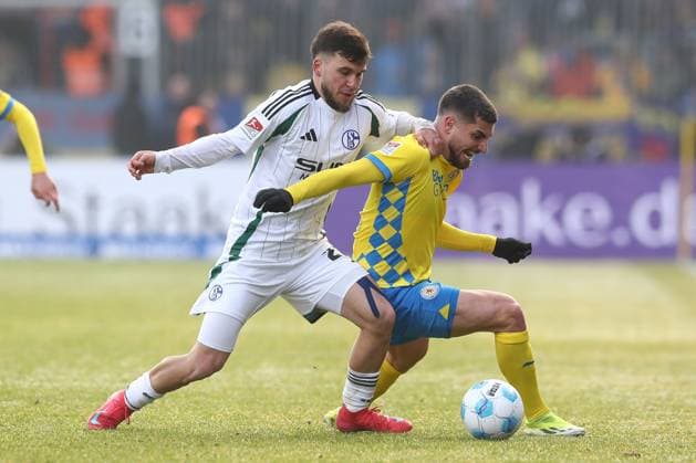 18 01 2025, xtgx, Football 2 Bundesliga, Eintracht Braunschweig FC Schalke 04 emspor, v l Mehmet Aydin Schalke, 23 , Fabio Di Michele Sanchez Braunschweig, 22 duel, duel, fight, tackle DFL DFB REGULATIONS PROHIBIT ANY USE OF PHOTOGRAPHS as IMAGE SEQUENCES and or QUASI VIDEO Braunschweig