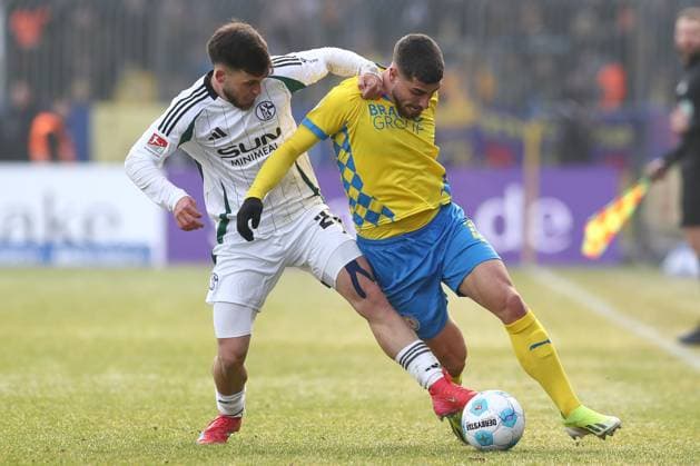 18 01 2025, xtgx, Football 2 Bundesliga, Eintracht Braunschweig FC Schalke 04 emspor, v l Mehmet Aydin Schalke, 23 , Fabio Di Michele Sanchez Braunschweig, 22 duel, duel, fight, tackle DFL DFB REGULATIONS PROHIBIT ANY USE OF PHOTOGRAPHS as IMAGE SEQUENCES and or QUASI VIDEO Braunschweig