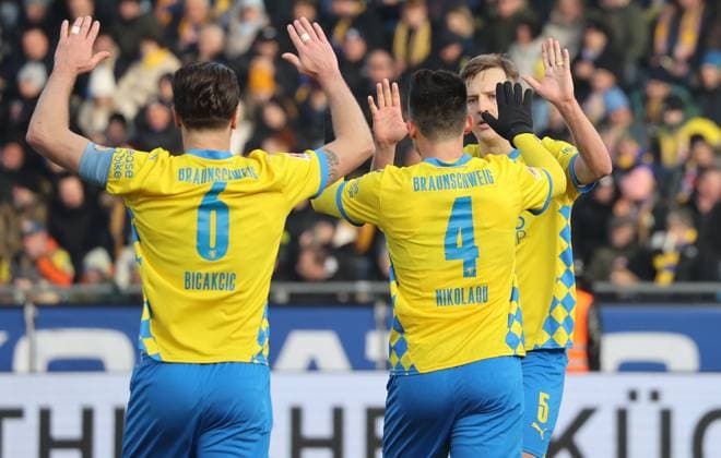 Eintracht BS vs FC Schalke 04 Braunschweig, 18 01 2025, Soccer, Season 24 25, 2 Bundesliga, Matchday 18, Eintracht Braunschweig vs FC Schalke 04, Picture shows Ermin Bicakcic BTSV, 6 with Jannis Nikolaou BTSV, 4 and Robert Ivanov BTSV, 5 Braunschweig