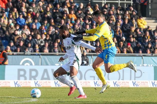 18 01 2025, xtgx, Soccer 2 Bundesliga, Eintracht Braunschweig FC Schalke 04 emspor, v l Moussa Sylla Schalke, 9 , Jannis Nikolaou Braunschweig, 4 duel, duel, fight, tackle DFL DFB REGULATIONS PROHIBIT ANY USE OF PHOTOGRAPHS as IMAGE SEQUENCES and or QUASI VIDEO Braunschweig