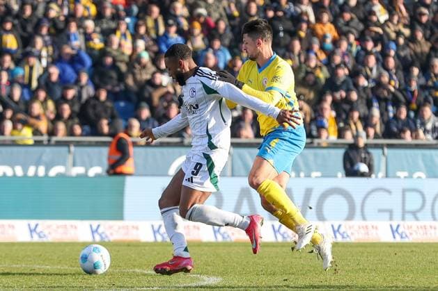 18 01 2025, xtgx, Soccer 2 Bundesliga, Eintracht Braunschweig FC Schalke 04 emspor, v l Moussa Sylla Schalke, 9 , Jannis Nikolaou Braunschweig, 4 duel, duel, fight, tackle DFL DFB REGULATIONS PROHIBIT ANY USE OF PHOTOGRAPHS as IMAGE SEQUENCES and or QUASI VIDEO Braunschweig