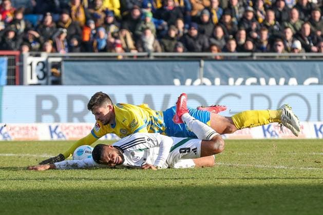 18 01 2025, xtgx, Soccer 2 Bundesliga, Eintracht Braunschweig FC Schalke 04 emspor, v l Moussa Sylla Schalke, 9 , Jannis Nikolaou Braunschweig, 4 duel, duel, fight, tackle DFL DFB REGULATIONS PROHIBIT ANY USE OF PHOTOGRAPHS as IMAGE SEQUENCES and or QUASI VIDEO Braunschweig