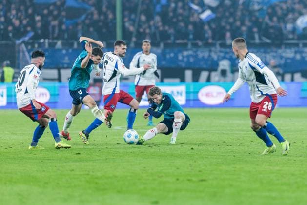 2 Soccer Bundesliga Hamburger SV 1 FC Köln 18 01 2025 duel Marco Richter Hamburger SV, 20 , Eric Martel 1 FC Köln, 6 , Lukasz Poreba Hamburger SV, 6 , Florian Kainz 1 FC Köln, 11 , Miro Muheim Hamburger SV, 28 2 Soccer Bundesliga Hamburger SV 1 FC Köln, Hamburg, Volksparkstadion am 18 01 2025 DFL REGULATIONS PROHIBIT ANY USE OF PHOTOGRAPHS AS IMAGE SEQUENCES AND OR QUASI VIDEO Copyright: xBEAUTIFULxSPORTS Wunderlx
