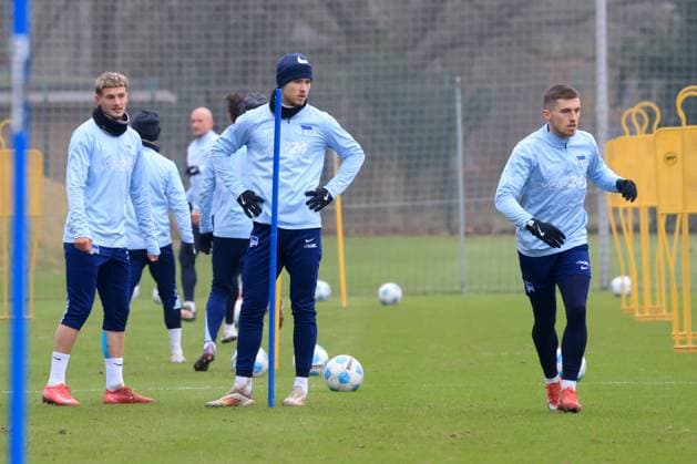 DEU, DFL, 2 FBL Hertha BSC, Training, 21 01 2025, Sportforum, Berlin, DEU, DFL, 2 FBL Hertha BSC, Training, im Bild Hertha Spielerkreis, Jonjoe Kenny Hertha BSC Berlin 16 DFL regulations prohibit any use of Photographs as image sequences and or quasi video Foto Juergen Engler nordphoto GmbH nordphotoxGmbHx xEngler nph00076