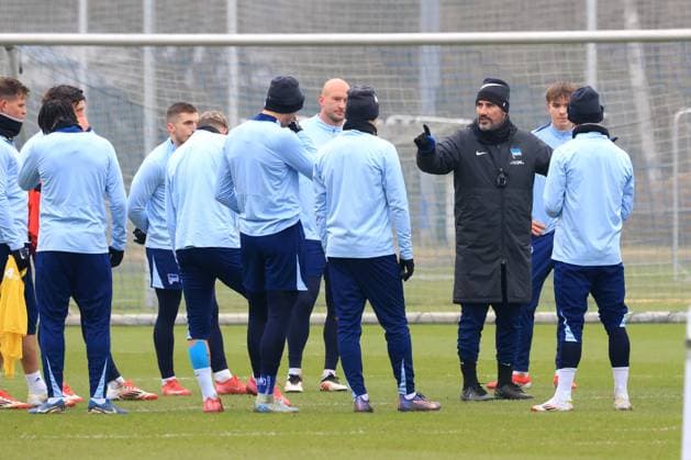 DEU, DFL, 2 FBL Hertha BSC, Training, 21 01 2025, Sportforum, Berlin, DEU, DFL, 2 FBL Hertha BSC, Training, im Bild Cheftrainer Cristian Fiel Hertha BSC Berlin , Hertha Spielerkreis DFL regulations prohibit any use of Photographs as image sequences and or quasi video Foto Juergen Engler nordphoto GmbH nordphotoxGmbHx xEngler nph00076