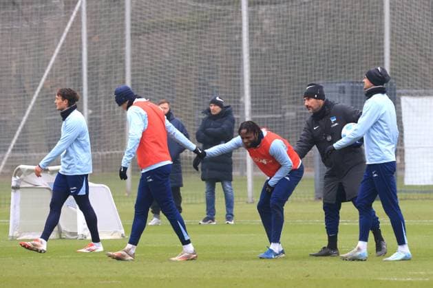 DEU, DFL, 2 FBL Hertha BSC, Training, 21 01 2025, Sportforum, Berlin, DEU, DFL, 2 FBL Hertha BSC, Training, in the picture head coach Cristian Fiel Hertha BSC Berlin , Deyovaisio Zeefuik Hertha BSC Berlin 42 , Fabian Reese Hertha BSC Berlin 11 , Luca Schuler Hertha BSC Berlin 18 , Michael Cuisance Hertha BSC Berlin 27 DFL regulations prohibit any use of Photographs as image sequences and or quasi video Foto Juergen Engler nordphoto GmbH nordphotoxGmbHx xEngler nph00076
