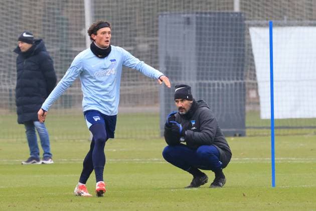 DEU, DFL, 2 FBL Hertha BSC, Training, 21 01 2025, Sportforum, Berlin, DEU, DFL, 2 FBL Hertha BSC, Training, in the picture Fabian Reese Hertha BSC Berlin 11 , Head coach Cristian Fiel Hertha BSC Berlin DFL regulations prohibit any use of Photographs as image sequences and or quasi video Foto Juergen Engler nordphoto GmbH nordphotoxGmbHx xEngler nph00076