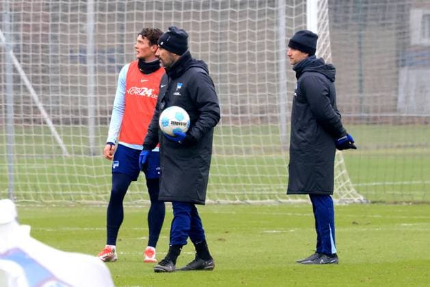 DEU, DFL, 2 FBL Hertha BSC, Training, 21 01 2025, Sportforum, Berlin, DEU, DFL, 2 FBL Hertha BSC, Training, in the picture Fabian Reese Hertha BSC Berlin 11 , Head Coach Cristian Fiel Hertha BSC Berlin , Co Coach Jaime Monroy Hertha BSC Berlin DFL regulations prohibit any use of Photographs as image sequences and or quasi video Foto Juergen Engler nordphoto GmbH nordphotoxGmbHx xEngler nph00076