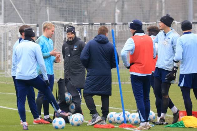 DEU, DFL, 2 FBL Hertha BSC, Training, 21 01 2025, Sportforum, Berlin, DEU, DFL, 2 FBL Hertha BSC, Training, im Bild Cheftrainer Cristian Fiel Hertha BSC Berlin , Hertha Spielerkreis DFL regulations prohibit any use of Photographs as image sequences and or quasi video Foto Juergen Engler nordphoto GmbH nordphotoxGmbHx xEngler nph00076