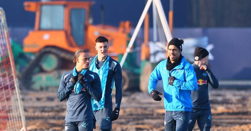 Leipzig, 21.01.2025, RBL Trainingszentrum, UEFA Champions League , RB LEIPZIG Training vor dem morgigen Spiel vs. Sporting Lissabon , Im Bild v.l.: Xavi Simons (10, RB Leipzig), Benjamin Sesko (30, RB Leipzig) und Yussuf Yurary Poulsen (9, RB Leipzig) , Nur zur redaktionellen Nutzung. Only editorial use. , Picture Point