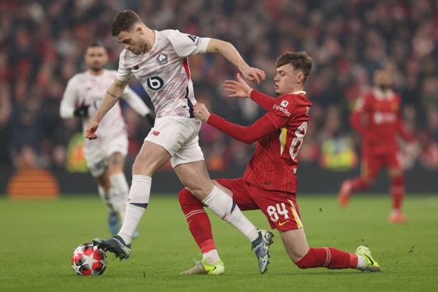 Conor Bradley of Liverpool and Gabriel Gudmundsson of Lille Liverpool v Lille, UEFA Champions League, Group Stage, Football, Anfield, Liverpool, UK - 21 Jan 2025 EDITORIAL USE ONLY No use with unauthorised audio, video, data, fixture lists, club league logos or live services. Online in-match use limited to 120 images, no video emulation. No use in betting, games or single club league player publications. Copyright: xPaulxCurrie Shutterstockx 15108882e