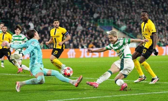 Sport Bilder des Tages Celtic s Daizen Maeda has a shot o0n goal during UEFA Champions League - Match Day 7 of 8 between Celtic FC and BSC Young Boys at Celtic Park, on 22nd January 2025 in Glasgow, Scotland. (Picture by Mark Runnacles) Celtic v Young Boys, UEFA Champions League, Group Stage, Football, Celtic Park, Glasgow, UK - 22 Jan 2025 EDITORIAL USE ONLY No use with unauthorised audio, video, data, fixture lists, club league logos or live services. Online in-match use limited to 120 images, no video emulation. No use in betting, games or single club league player publications. Copyright: xMarkxRunnacles Shutterstockx 15108894bl
