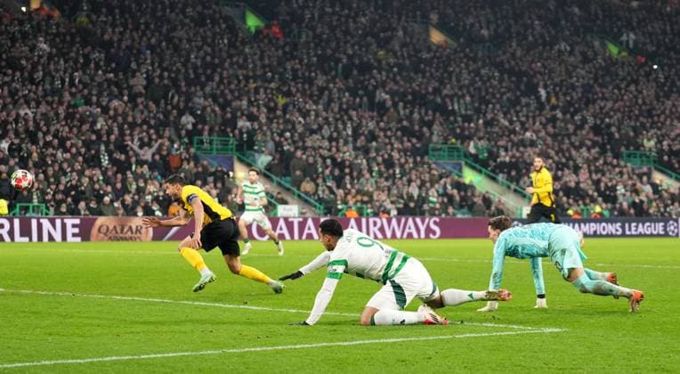 Adam Idah of Celtic scores a late goal during UEFA Champions League - Match Day 7 of 8 between Celtic FC and BSC Young Boys at Celtic Park, on 22nd January 2025 in Glasgow, Scotland. (Picture by Mark Runnacles) Celtic v Young Boys, UEFA Champions League, Group Stage, Football, Celtic Park, Glasgow, UK - 22 Jan 2025 EDITORIAL USE ONLY No use with unauthorised audio, video, data, fixture lists, club league logos or live services. Online in-match use limited to 120 images, no video emulation. No use in betting, games or single club league player publications. Copyright: xMarkxRunnacles Shutterstockx 15108894ce