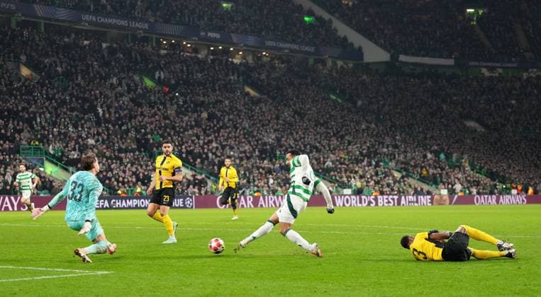 Adam Idah of Celtic scores a late goal during UEFA Champions League - Match Day 7 of 8 between Celtic FC and BSC Young Boys at Celtic Park, on 22nd January 2025 in Glasgow, Scotland. (Picture by Mark Runnacles) Celtic v Young Boys, UEFA Champions League, Group Stage, Football, Celtic Park, Glasgow, UK - 22 Jan 2025 EDITORIAL USE ONLY No use with unauthorised audio, video, data, fixture lists, club league logos or live services. Online in-match use limited to 120 images, no video emulation. No use in betting, games or single club league player publications. Copyright: xMarkxRunnacles Shutterstockx 15108894bz