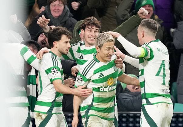 Adam Idah of Celtic celebrates scoring a late goal with his team mates during UEFA Champions League - Match Day 7 of 8 between Celtic FC and BSC Young Boys at Celtic Park, on 22nd January 2025 in Glasgow, Scotland. (Picture by Mark Runnacles) Celtic v Young Boys, UEFA Champions League, Group Stage, Football, Celtic Park, Glasgow, UK - 22 Jan 2025 EDITORIAL USE ONLY No use with unauthorised audio, video, data, fixture lists, club league logos or live services. Online in-match use limited to 120 images, no video emulation. No use in betting, games or single club league player publications. Copyright: xMarkxRunnacles Shutterstockx 15108894du