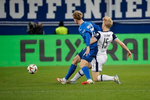 Max Moerstedt TSG Hoffenheim, 33 and Lucas Bergvall Tottenham Hotspur, 15 in duel , Soccer, UEFA Europa League, Matchday 7, 2024 2025, TSG Hoffenheim vs Tottenham Hotspur, 23 01 2025, Rhein Neckar Arena, Sinsheim, Germany Sinsheim Rhein Neckar Arena Baden Württemberg Germany Copyright: xGrantxHubbsx