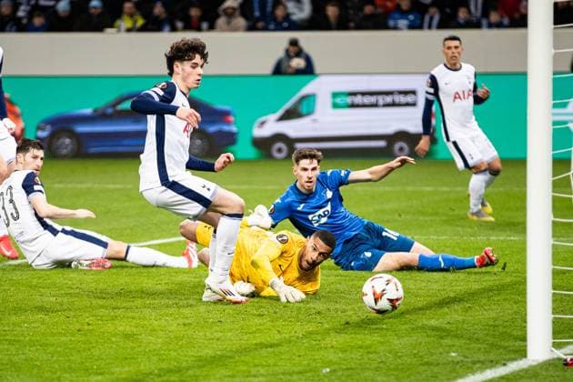 Goal for Hoffenheim 1 2 by Anton Stach TSG 1899 Hoffenheim, 16 Austin Brandon Tottenham Hotspur 40 does not get the ball GER, TSG 1899 Hoffenheim vs Tottenham Hotspur, Football, UEFA Europa League, Matchday 7, Season 2024 2025, 23 01 2025 DFL REGULATES PROHIBIT ANY USE OF PHOTOGRAPHS AS IMAGE SEQUENCES AND OR QUASI VIDEO GER, TSG 1899 Hoffenheim vs Tottenham Hotspur, Football, UEFA Europa League, Matchday 7, Season 2024 2025, 23 01 2025 Sinsheim Copyright: xEibner-Pressefoto RogerxBuerkex EP_RBE