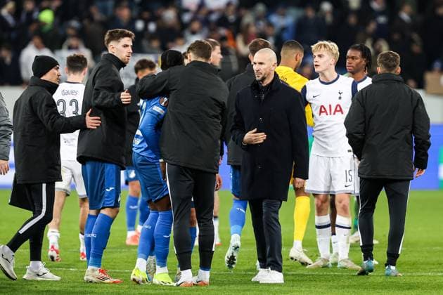 Final score 2 3, Tottenham beat TSG Hoffenheim Disappointed Hoffenheim Christian Ilzer TSG 1899 Hoffenheim, Head coach thanks his team GER, TSG 1899 Hoffenheim vs Tottenham Hotspur, Football, UEFA Europa League, Matchday 7, Season 2024 2025, 23 01 2025 DFL REGULATES PROHIBIT ANY USE OF PHOTOGRAPHS AS IMAGE SEQUENCES AND OR QUASI VIDEO GER, TSG 1899 Hoffenheim vs Tottenham Hotspur, Football, UEFA Europa League, Matchday 7, Season 2024 2025, 23 01 2025 Sinsheim Copyright: xEibner-Pressefoto RogerxBuerkex EP_RBE