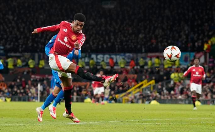 Manchester, England, 23rd January 2025. Amad Diallo of Manchester United, ManU shoots during the UEFA Europa League match at Old Trafford, Manchester. Picture credit should read: Andrew Yates Sportimage EDITORIAL USE ONLY. No use with unauthorised audio, video, data, fixture lists, club league logos or live services. Online in-match use limited to 120 images, no video emulation. No use in betting, games or single club league player publications. SPI_034_AY_MAN_UTD_RANGERS SPI-3616-0034