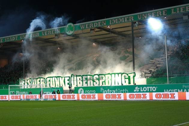 24 01 2025, xrekx, Fußball 2 Bundesliga, Spvgg Greuther Fuerth 1 FC Kaiserslautern emspor, v l Fans ,Stimmung, Schals, Ultras, Zuschauer, Besucher, Choreo, Choreografie, atmosphere, scarves, spectators, visitors Fuerth DFL DFB REGULATIONS PROHIBIT ANY USE OF PHOTOGRAPHS as IMAGE SEQUENCES and or QUASI VIDEO Fuerth