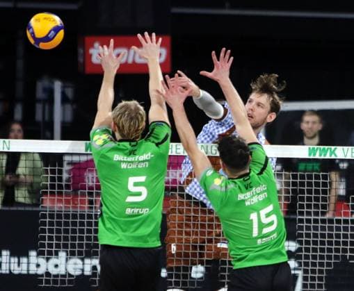 from left Luca BRIRUP Bitterfeld , Filip JOHN Herrsching , Lukas SALIMI Bitterfeld , He Volleyballl, Bundesliga, 2024 25, 24 01 25, WWK Volleys Herrsching vs VC Bitterfeld Wolfen, BMW Park, Munich, Copyright: WolfgangxFehrmann