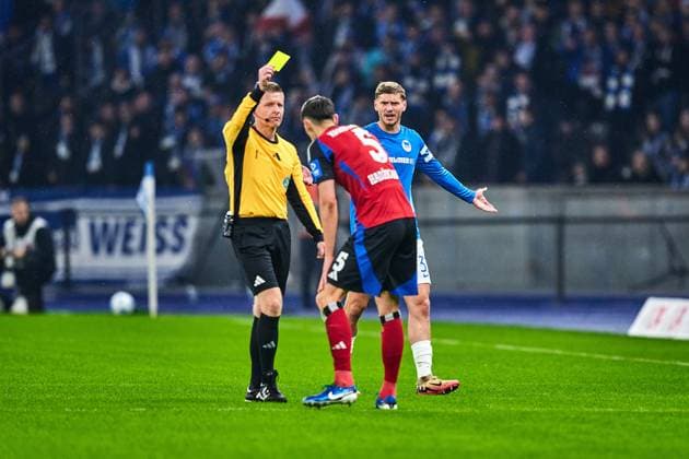 yellow card for, Dennis Hadzikadunic Hamburger SV, 05 , fell on, Michal Karbownik Hertha BSC, 33 , GER, Hertha BSC vs Hamburger SV HSV , Soccer Men, 2 Bundesliga, Season 2024 2025, Matchday 19, 25 01 2025 DFL REGULATES PROHIBIT ANY USE OF PHOTOGRAPHS AS IMAGE SEQUENCES AND OR QUASI VIDEO GER, Hertha BSC vs Hamburger SV HSV , Football Men, 2 Bundesliga, Season 2024 2025, 19 Matchday, 25 01 2025 Berlin Copyright: xClaudiusxRauch,xEibner-Pressefotox xClaudiusxRauchx EP_CRH