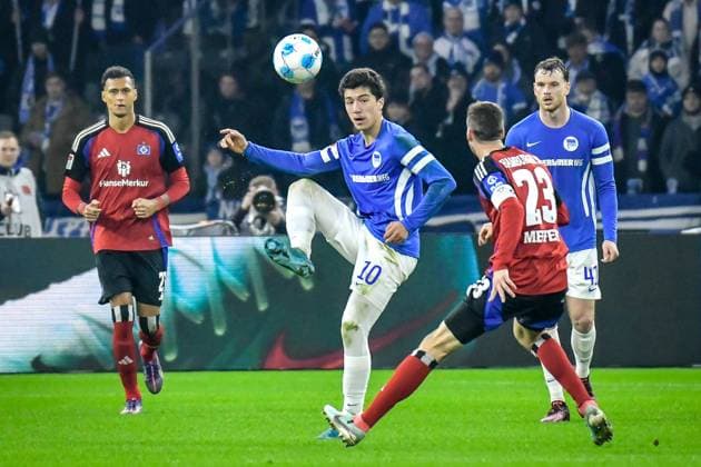 25 01 2025, xlakx, Soccer 2 Bundesliga, Hertha BSC Berlin Hamburger SV emspor, v l Davie Selke Hamburger SV 27 ,Ibrahim Maza Hertha BSC 10 ,Jonas Meffert Hamburger SV 23 ,Zweikampf, Duell, Kampf, tackle DFL DFB REGULATIONS PROHIBIT ANY USE OF PHOTOGRAPHS as IMAGE SEQUENCES and or QUASI VIDEO Daniel Lakomski Jan Huebner Berlin Daniel Lakomski