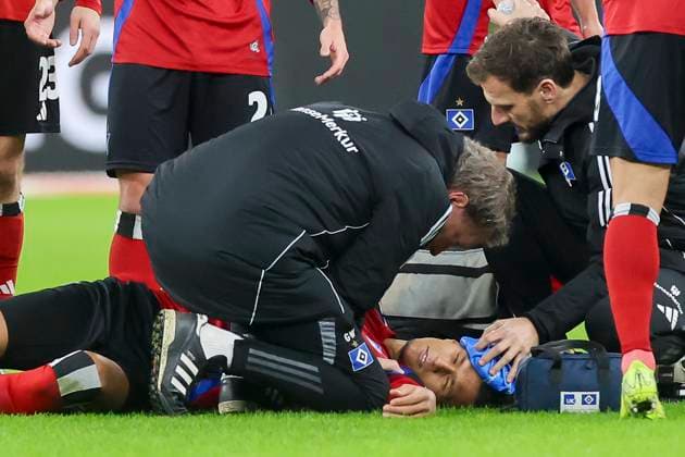 Davie Selke Hamburger SV lies injured on the pitch and is then substituted, 2 Bundesliga, Hertha BSC vs Hamburger SV, Olympiastadion, January 25, 2025 in Berlin, Germany Photo by Marco Steinbrenner DeFodi Images Davie Selke Hamburger SV lies injured on the pitch and is then substituted, 2 Bundesliga, Hertha BSC vs Hamburger SV, Olympiastadion, January 25, 2025 in Berlin, Germany Photo by Marco Steinbrenner DeFodi Images DFB DFL REGULATIONS PROHIBIT ANY USE OF PHOTOGRAPHS AS IMAGE SEQUENCES AND OR QUASI VIDEO Defodi 700 berlin hsv 20250125 036 Defodi-700 DFB DFL REGULATIONS PROHIBIT ANY USE OF PHOTOGRAPHS AS IMAGE SEQUENCES AND OR QUASI-VIDEO.