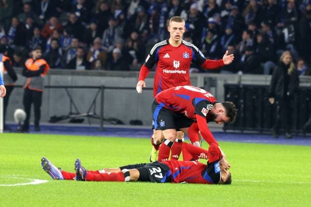 DEU, DFL, 2 FBL, Hertha BSC vs Hambuerger SV, 25 01 2025, Berliner Olympiastadion, Berlin, DEU, DFL, 2 FBL, Hertha BSC vs Hambuerger SV, in the picture Davie Selke Hamburger SV 27 injured, Marco Richter Hamburger SV 20 , Miro Muheim Hamburger SV 28 DFL regulations prohibit any use of Photographs as image sequences and or quasi video Foto Juergen Engler nordphoto GmbH nordphotoxGmbHx xEngler nph00076
