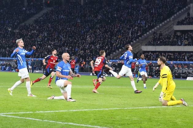 DEU, DFL, 2 FBL, Hertha BSC vs Hambuerger SV, 25 01 2025, Berliner Olympiastadion, Berlin, DEU, DFL, 2 FBL, Hertha BSC vs Hambuerger SV, im Bild 2 3 durch Emir Sahiti Hamburger SV 29 , Marius Gersbeck Hertha BSC Berlin 35 , Toni Leistner Hertha BSC Berlin 37 , Marten Winkler Hertha BSC Berlin 22 DFL regulations prohibit any use of Photographs as image sequences and or quasi video Foto Juergen Engler nordphoto GmbH nordphotoxGmbHx xEngler nph00076