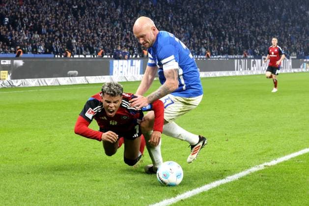 DEU, DFL, 2 FBL, Hertha BSC vs Hambuerger SV, 25 01 2025, Berliner Olympiastadion, Berlin, DEU, DFL, 2 FBL, Hertha BSC vs Hambuerger SV, im Bild Toni Leistner Hertha BSC Berlin 37 , Ransford Konigsdorffer Hamburger SV 11 DFL regulations prohibit any use of Photographs as image sequences and or quasi video Foto Juergen Engler nordphoto GmbH nordphotoxGmbHx xEngler nph00076