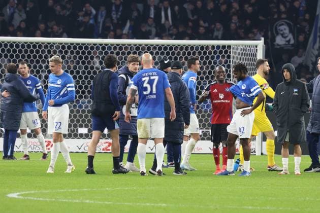 DEU, DFL, 2. FBL, Hertha BSC vs. Hambuerger SV, 25.01.2025, Berliner Olympiastadion, Berlin, DEU, DFL, 2. FBL, Hertha BSC vs. Hambuerger SV, im Bild Hamburger-Spielerkreis DFL - regulations prohibit any use of Photographs as image sequences and or quasi-video Foto: Juergen Engler nordphoto GmbH nordphotoxGmbHx xEngler nph00076