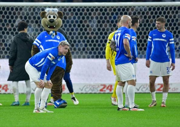 25 01 2025, xlakx, Fussball 2 Bundesliga, Hertha BSC Berlin Hamburger SV emspor, v l Marten Winkler Hertha BSC 22 ,Toni Leistner Hertha BSC 37 ,Marton Dardai Hertha BSC 31 , enttaeuscht, schaut enttaeuscht, niedergeschlagen, disappointed DFL DFB REGULATIONS PROHIBIT ANY USE OF PHOTOGRAPHS AS IMAGE SEQUENCES AND OR QUASI VIDEO Daniel Lakomski Jan Huebner Berlin Daniel Lakomski
